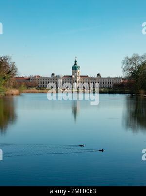 Un cliché vertical du château de Charlottenburg entouré d'un jardin à Berlin, en Allemagne Banque D'Images