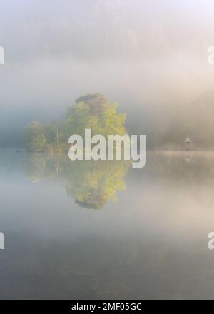Hangar à bateaux avec Misty Lake à Rydal Water, Lake District, Royaume-Uni. Banque D'Images
