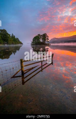 Magnifiques reflets de lever de soleil à Derwentwater dans le Lake District, Royaume-Uni. Banque D'Images