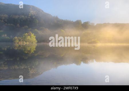 Misty Morning Reflections à Rydal Water dans la région des lacs, Royaume-Uni. Banque D'Images