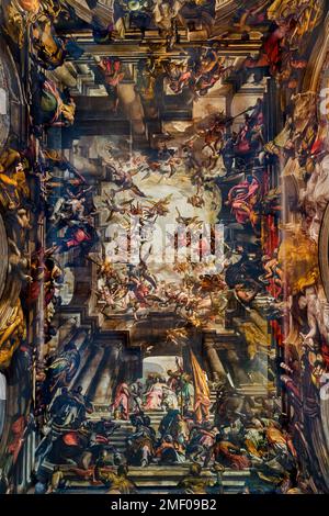 Venise, Italie - novembre 2022 : plafond de l'église de San Pantalon, la plus grande peinture en toile du monde, représentant le martyre et l'apothéose de St Banque D'Images