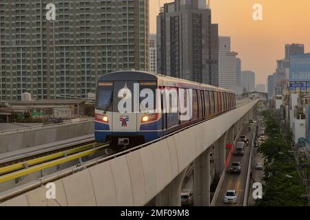 Bangkok-Thaïlande DEC 5 2019 : BTS Sky train sur fond de paysage urbain en soirée, Sky train est un système de transport en commun à Bangkok Banque D'Images