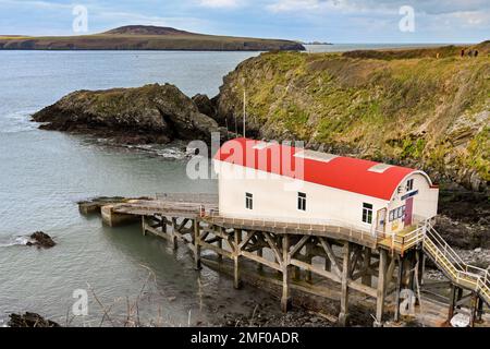 St Davids, Pembrokeshire, pays de Galles - mars 2022 : ancienne station de canot de sauvetage et cale sur la côte rocheuse de Pembrokeshire. Banque D'Images