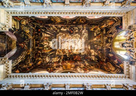 Venise, Italie - novembre 2022 : plafond de l'église de San Pantalon, la plus grande peinture en toile du monde, représentant le martyre et l'apothéose de St Banque D'Images