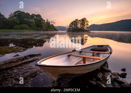 Bateau à rames en bois à Derwentwater pris au lever du soleil dans le Lake District, Royaume-Uni. Banque D'Images