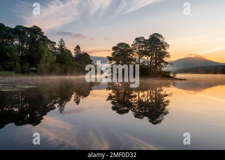 Beaux reflets de lever de soleil d'été sur un matin paisible à Derwentwater dans le Lake District, Royaume-Uni. Banque D'Images