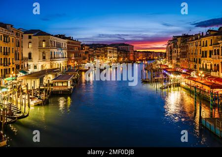 Paysage urbain en soirée à Venise, Italie ; coucher de soleil sur le Grand Canal depuis le pont du Rialto Banque D'Images