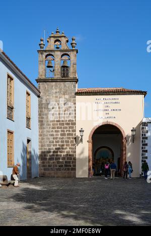 Ténérife, Espagne - 24 janvier 2023: San Francisco Real Santuario del Sant simo Cristo de la Laguna à Ténérife, Espagne avec des personnes entrant dans le temple Banque D'Images