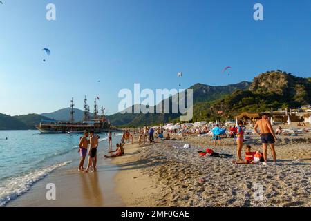 Plages et parapentes à Belcekiz Beach, Oludeniz, Fethiye, Turquie Banque D'Images