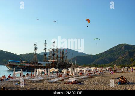 Plages et parapentes à Belcekiz Beach, Oludeniz, Fethiye, Turquie Banque D'Images