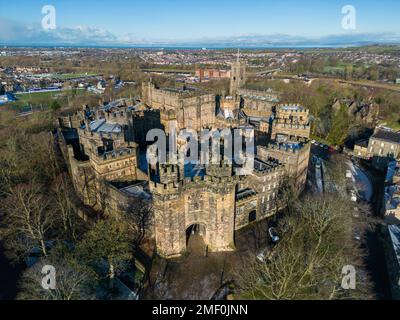 Une vue aérienne du château médiéval de Lancaster en Angleterre, au Royaume-Uni Banque D'Images