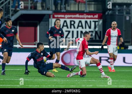 EMMEN - (lr) Foul par Mauro Junior du PSV Eindhoven sur Rui Mendes du FC Emmen pendant le match de première ligue néerlandais entre le FC Emmen et le PSV à de Oude Meerdijk sur 24 janvier 2023 à Emmen, pays-Bas. ANP COR LASKER Banque D'Images