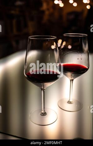 Dégustation de vins rouges de reserva rioja, visite de cave de vinification, région viticole de Rioja, Espagne Banque D'Images