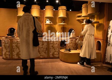 Deux femmes regardant l'exposition émouvante de Christian Dior dans Harrods Londres Angleterre Banque D'Images