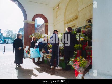 Guildford High Street Circa 1995 tourné en film. Banque D'Images