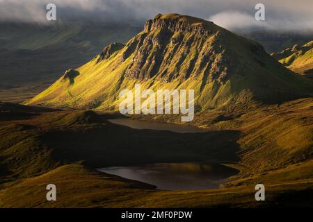 Vue spectaculaire de Cleat sur la crête de Trotternish, vue depuis le Quiraing sur l'île de Skye, en Écosse, au Royaume-Uni. Banque D'Images