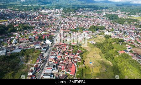 Vue aérienne des maisons traditionnelles de Minangkabau situées à Bukittinggi, Sumatra Ouest, Indonésie. Bukittinggi, Indonésie - 25 janvier 2023 Banque D'Images