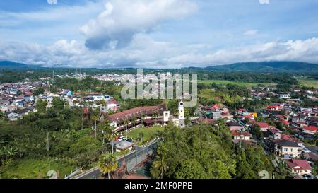 Vue aérienne des maisons traditionnelles de Minangkabau situées à Bukittinggi, Sumatra Ouest, Indonésie. Bukittinggi, Indonésie - 25 janvier 2023 Banque D'Images
