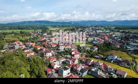 Vue aérienne des maisons traditionnelles de Minangkabau situées à Bukittinggi, Sumatra Ouest, Indonésie. Bukittinggi, Indonésie - 25 janvier 2023 Banque D'Images