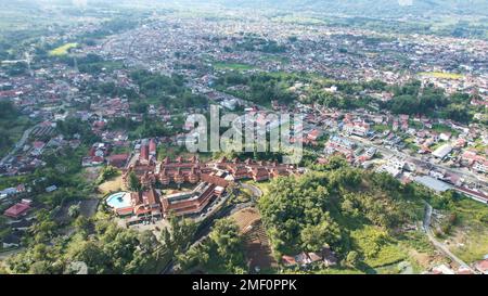 Vue aérienne des maisons traditionnelles de Minangkabau situées à Bukittinggi, Sumatra Ouest, Indonésie. Bukittinggi, Indonésie - 25 janvier 2023 Banque D'Images