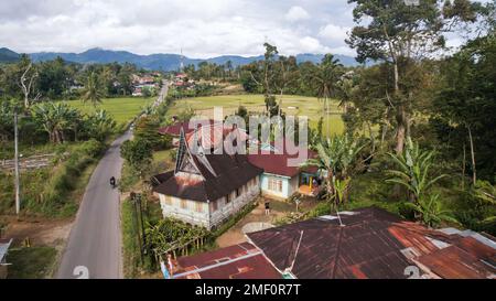 Vue aérienne des maisons traditionnelles de Minangkabau situées à Bukittinggi, Sumatra Ouest, Indonésie. Bukittinggi, Indonésie - 25 janvier 2023 Banque D'Images