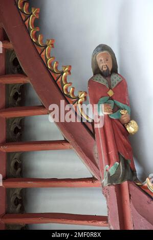 Figurine en chêne de Judas Iscariot, qui a trahi Jésus avec un baiser. Une des sculptures des douze Apôtres de l'église Saint-Jean-Baptiste, Bere Regis, Dorset. Banque D'Images