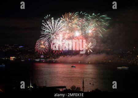 Feux d'artifice au-dessus du Bosphore, Istanbul, Turquie Banque D'Images