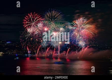 Feux d'artifice au-dessus du Bosphore, Istanbul, Turquie Banque D'Images