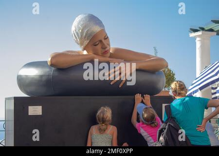 Une belle photo de la survie de la statue de Serena avec quelques touristes près de Capri, Italie Banque D'Images