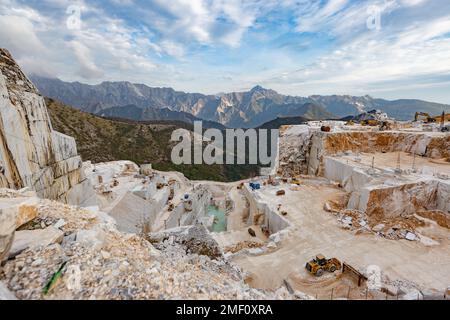 Paysage de carrière de marbre de Carrare, site du patrimoine mondial de l'UNESCO, à Massa et Carrara, Italie, Europe. Banque D'Images