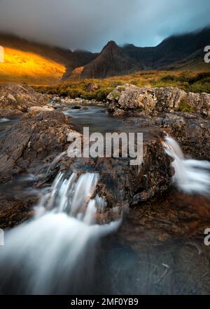 Fairy Pools Cascade avec vue sur la célèbre chaîne de montagnes Cuillin. Île de Skye, Écosse, Royaume-Uni Banque D'Images