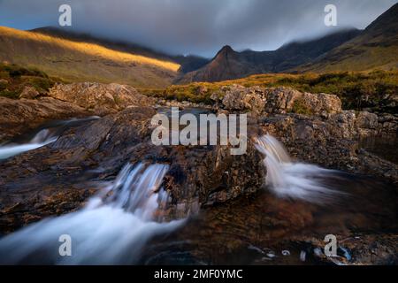 Spectaculaire coucher de soleil aux Fairy Pools sur l'île de Skye, en Écosse, au Royaume-Uni. Banque D'Images