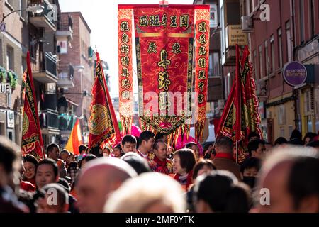 Madrid, Espagne ; 22nd janvier 2023 : tête de la Parade avec drapeaux et symboles du nouvel an chinois dans le quartier UserA, Madrid. Espagne Banque D'Images