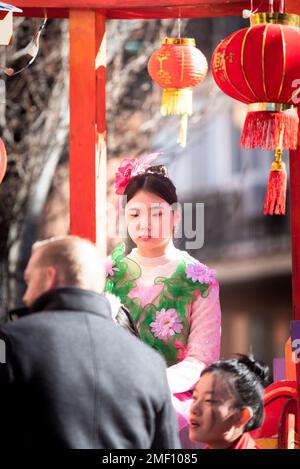 Madrid, Espagne; 22nd janvier 2023: Gros plan d'une jeune fille sur le flotteur principal représentant le symbole du nouvel an chinois, le lapin d'eau, dans l'UtilisateurA Banque D'Images