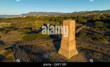 Beau lever de soleil sur la plage de Cabopino à côté de la tour de voleurs, Marbella Banque D'Images