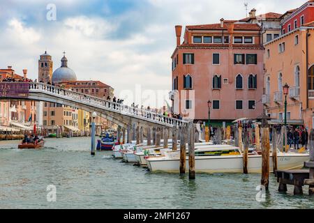 Les gens marchent sur le Ponte degli Scalzi (Pont des pieds nus), le long du canal à Venise, Italie. Banque D'Images