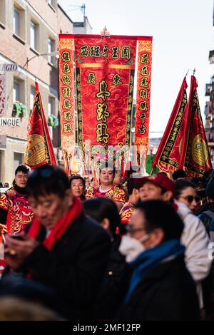 Madrid, Espagne ; 22nd janvier 2023 : tête de la Parade avec drapeaux et symboles du nouvel an chinois dans le quartier UserA, Madrid. Espagne Banque D'Images