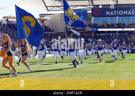 Jacklapines de l'État du Dakota du Sud mènent sur le terrain par les meneurs de joie et Jack la mascotte pour le championnat national GA de la NCAA Division I FCS 2023 Banque D'Images