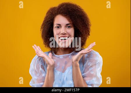 Photo studio d'une jeune femme mignonne aux cheveux sombres Banque D'Images