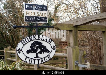 Wendover, Aylesbury, Buckinghamshire, Royaume-Uni. 28th février 2022. Charme Cottage en face du chantier de construction HS2 à vendre. Les travaux de HS2 le long de la route ont un impact négatif sur de nombreux résidents car ils subissent des années de bruit, de poussière et de fermetures de routes. HS2 se prépare à construire un viaduc sur la ligne A413 et la ligne Chilterns Railway pour les trains à grande vitesse de Londres à Birmingham. Crédit : Maureen McLean/Alay Banque D'Images