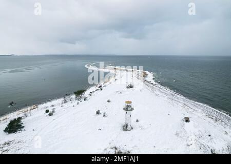 Greay la côte de mer Baltique en Estonie avec un petit phare abandonné Banque D'Images