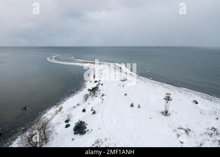 Greay la côte de mer Baltique en Estonie avec un petit phare abandonné Banque D'Images