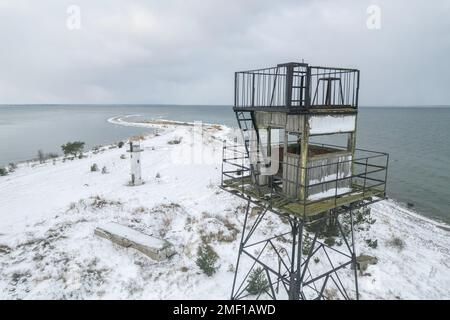 Greay le littoral de la mer Baltique en Estonie avec une tour de garde soviétique abandonnée Banque D'Images