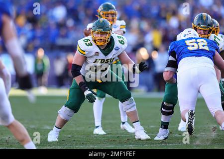 Le garde des bisons de l'État du Dakota du Nord Jake Kubas (63) s'installe pour bloquer au quatrième trimestre du championnat national de la NCAA Division I FCS 2023 à T Banque D'Images