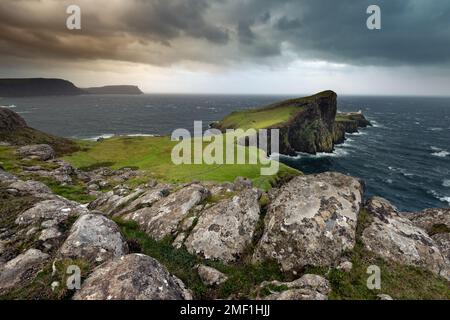 Nuages d'orage au-dessus de la vue spectaculaire du phare de Neist point sur l'île de Skye. Paysages côtiers écossais. Banque D'Images