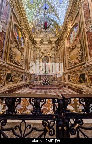 Petit autel artestable à l'intérieur de l'église Enna Cathedrale, Duomo di Enna, Chiesa Maria Santissima della Visitazione. Banque D'Images