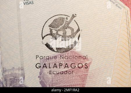 Timbre de passeport des îles Galapagos sur un passeport espagnol. Octobre 2022 Banque D'Images