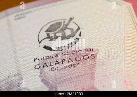 Timbre de passeport des îles Galapagos sur un passeport espagnol. Octobre 2022 Banque D'Images