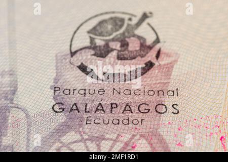 Timbre de passeport des îles Galapagos sur un passeport espagnol. Octobre 2022 Banque D'Images