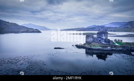 Editorial Ecosse, Royaume-Uni - 25 avril 2022: Vue aérienne par drone du spectaculaire château Eilean Donan en Écosse, Royaume-Uni. Banque D'Images